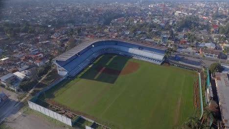 Vista-Aérea-Con-Dron-Del-Estadio-De-Béisbol-Solo-Por-Covid-En-Córdoba,-Veracruz,-México