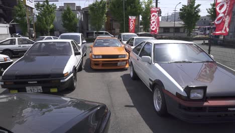Ein-Retro-Toyota-AE86,-Der-Umgeben-Von-Modifizierten-Autos-In-Japan-Geparkt-Ist