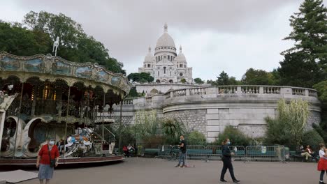 Shot-Of-Montmartre-Basilica-and-The-Famous-Carrousel-During-Coronavirus-Pandemic,-Paris-France