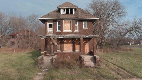 Drohnenansicht-Eines-Heruntergekommenen-Hauses-In-Einem-Viertel-Von-Detroit