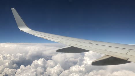 Flugzeugflügel-Fliegt-über-Wolken