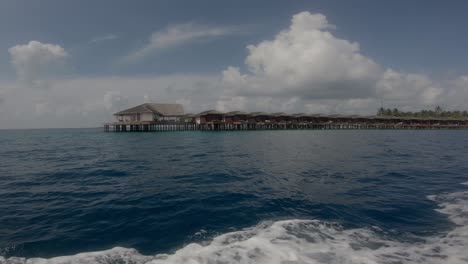 Vista-De-Chozas-En-El-Agua-En-Maldivas