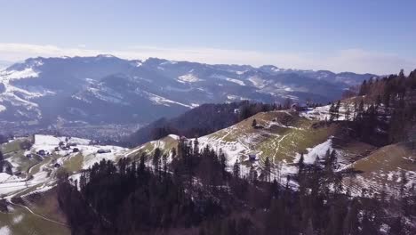 Geradeausflug-über-Hügel-Und-Bäume-In-Der-Schweiz