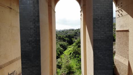 Drohne-Fliegt-Unter-Der-Brücke-Im-Malta-Nature-Valley