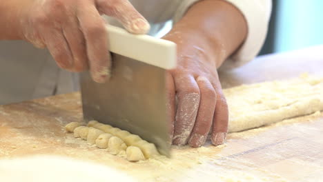 Menschliche-Hände-Modellieren-Ein-Stück-Frische-Pasta-Und-Bereiten-Eine-Typische-Italienische-Mahlzeit-Zu