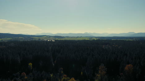 Drohnenflug-In-Richtung-Der-Bayerischen-Alpen