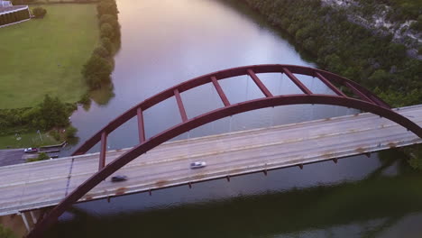 Luftüberflug-Der-Pennybacker-Bridge-In-Austin,-Texas-Bei-Sonnenuntergang