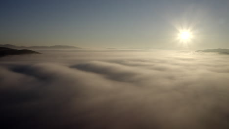 Puesta-De-Sol-Sobre-La-Niebla.-Naturaleza-Impresionante