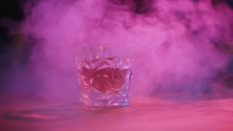 Glas-Mit-Rauch-Bedeckt-Und-Violett-rosa-Lichter