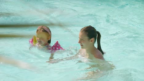Mom-teaching-her-daughter-how-to-swim