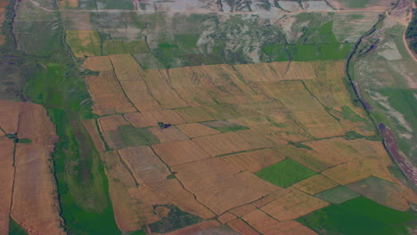Luftaufnahme-über-Das-Farmland,-Die-Meisten-Gelben-Farmen,-Einige-Sind-Grün