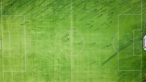 Teamtraining-Fußball-Fußball-Sitzung-Auf-Dem-Grünen-Spielfeld-Eines-Fußballstadions,-Kicken-Und-Passen-Von-Fußball