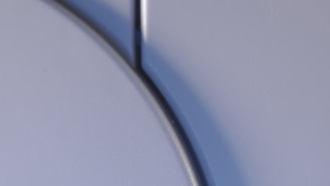 Sony-Logo-Auf-Der-Oberseite-Einer-Vintage-Playstation-Konsole-In-Blauem-Licht-Nach-Links-Schieben
