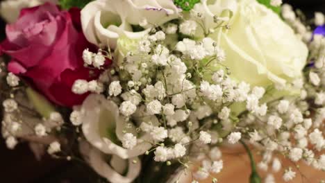 Zoom-out-from-a-wedding-bouquet