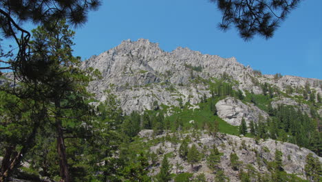 Montañas-Del-Lago-águila-En-Una-Caminata-En-El-Lago-Tahoe,-Ca