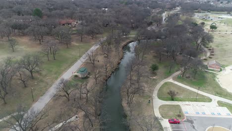 Dies-Ist-Ein-Luftvideo-Des-Bear-Creek-Parks-In-Keller,-Texas