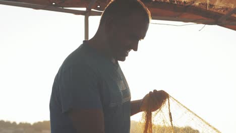 Atardecer-Pescador-Griego-Desenredando-Redes-De-Pesca-Industria-Tradicional
