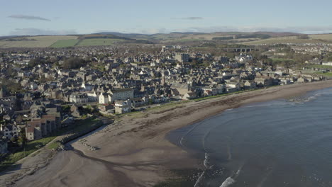 Eine-Luftaufnahme-Der-Stadt-Stonehaven-Und-Des-Hafens-An-Einem-Sonnigen-Tag,-Aberdeenshire,-Schottland