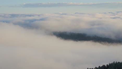 Zeitraffer-Einer-Nebelwelle,-Vom-Gipfel-Eines-Berges-Aus-Gesehen