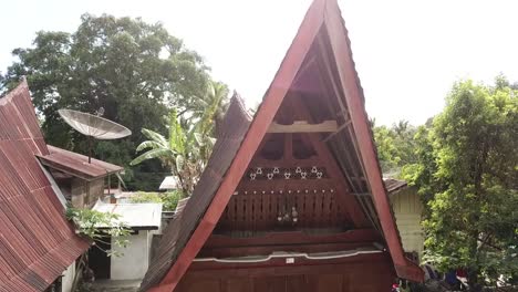 Drohne-Steigt-Vor-Einem-Traditionellen-Batak-Haus-Auf-Der-Insel-Samosir-Im-Toba-See,-Sumatra,-Indonesien
