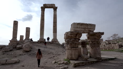 Touristen-Fotografieren-Zwischen-Hohen-Säulen-Des-Herkules-Tempels-Aus-Weißem-Marmor-Auf-Dem-Zitadellenhügel-In-Amman