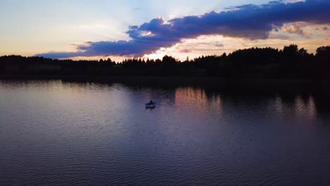 Friedlicher-Sonnenuntergang-An-Einem-See