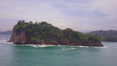 Luftaufnahme,-Unbewohnte-Insel-In-Der-Nähe-Des-Nationalparks-Manuel-Antonio,-Costa-Rica