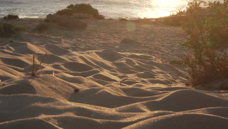 Nahaufnahme-Der-Weißen-Sandhügel-Am-Strand-Mit-Dem-Meer-Im-Hintergrund-Während-Eines-Sonnenuntergangs
