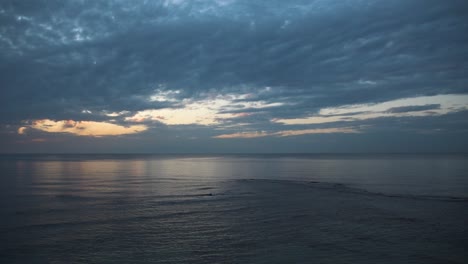 Sonnenuntergang-über-Dem-Meer-Mit-Sich-Bewegendem-Boot-Im-Zeitraffer