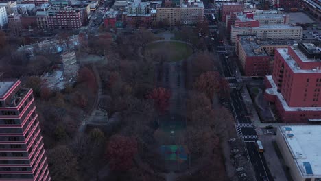 Schnelle-Drohnenüberführung-über-Dächer,-Hochhäuser-Und-Stadtparks-In-Harlem,-New-York-City