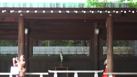 Kimono-wearing-two-girls-walking-in-shrine