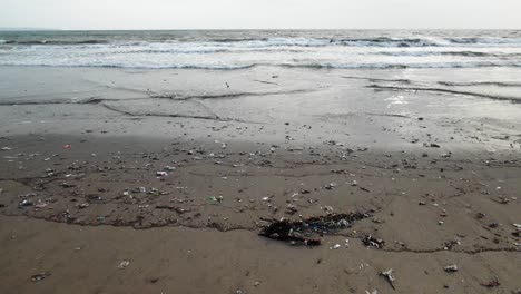 Plastic-trash-on-the-beach,-polluted-ocean
