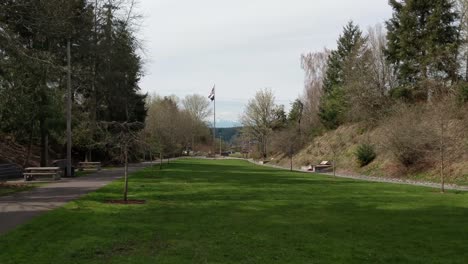 Vista-Del-Parque-Conmemorativo-De-La-Guerra-Cerca-Del-Puente-Estrecho-De-Tacoma,-Césped-Verde,-Narcisos-Amarillos,-Cubierta-De-Suelo-Púrpura