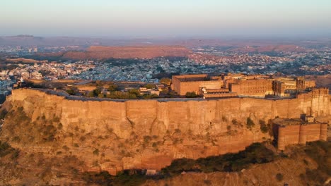 Goldene-Stunde-Luftbild-Von-Mehrangarh-Fort-Bei-Sonnenaufgang
