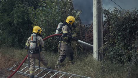 Feuerwehrleute-Im-Einsatz-Auf-Einer-Farm-In-Flammen-In-Chile