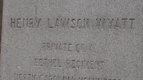 Estatua-Confederada-De-Henry-Lawson-Wyatt-En-El-Centro-De-Raleigh,-Carolina-Del-Norte