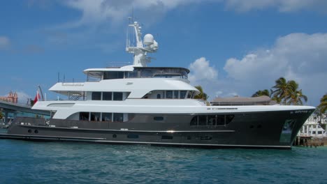 Yacht-Docked-in-Nassau-Bahamas