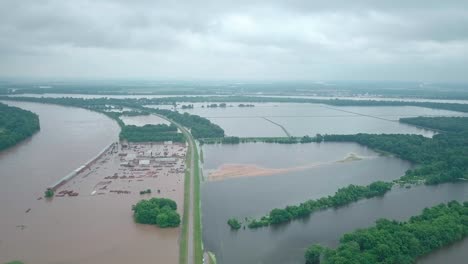 Draufsicht-Auf-Die-Historische-Überschwemmung-Der-Levy-Road-Am-Arkansas-River-2019