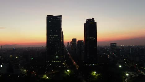 Luftaufnahmen-Im-Morgengrauen-Der-Stadt,-Straße-Paseo-De-La-Reforma,-Mexiko