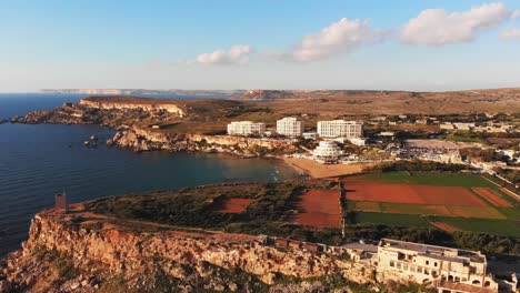 Luftdrohnenvideo-Aus-Malta,-Das-Die-Goldene-Bucht-Und-Die-Umgebung-Vor-Sonnenuntergang-Im-Winter-Zeigt
