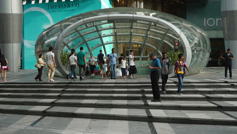 Singapur---Etwa-Eine-Riesige-Menschenmenge-überquert-Die-Straße,-Umgeben-Von-Grünen-Bäumen-Und-Den-Geschäftsgebäuden-An-Der-Orchad-Road-Im-Zentrum-Von-Singapur