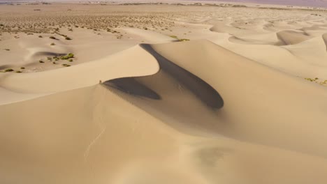 Aerial-drone-footage-of-the-sand-dunes-in-Death-Valley,-California,-USA