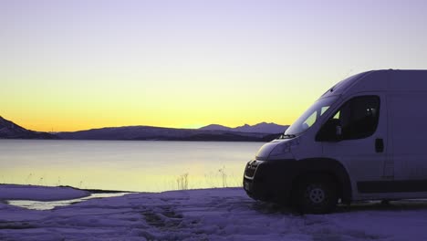 Vanlife-wintertime-in-northern-norway-sunset-over-arctic-sea-and-mountains