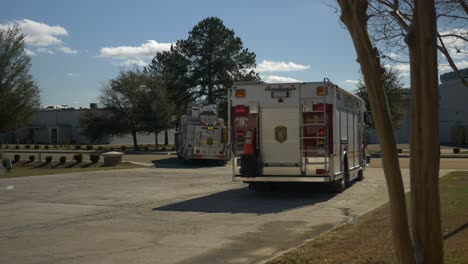Zwei-Feuerwehrautos-Fahren-Nach-Einem-Notfalleinsatz-Aus-Einer-Einfahrt