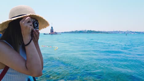 Schönes-Mädchen-Fotografiert-Den-Bosporus,-Ein-Beliebtes-Reiseziel-In-Der-Stadt-Üsküdar,-Istanbul,-Türkei