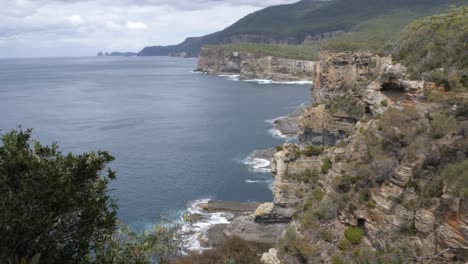 Wide-View-Of-Coastal-Shore-With-Ocean,-Cliff-and-Rocks,-Tasmania-Peninsula,-Australia