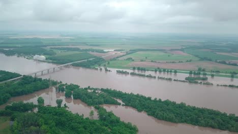 Panorámica-Sobre-El-Valle-Del-Río-Inundado,-Río-Arkansas-2019