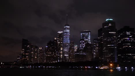 Nachts-Am-Freedom-Tower-An-Der-Upper-New-York-Bay-Vorbeifahren