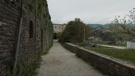 Ciudad-De-Gjirokaster-En-Albania,-Lugares-Cinematográficos---Sitio-Del-Patrimonio-Mundial-De-La-Unesco