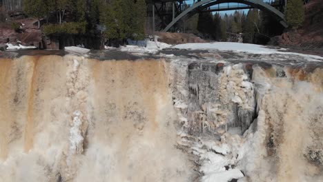 Stachelbeerfälle,-Minnesota,-USA-Im-April,-Wasserfall,-Fluss
